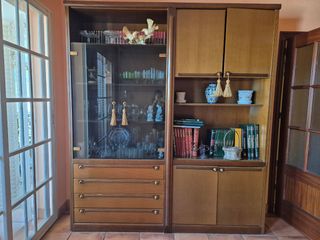 Mueble salón clásico: vitrina + decoración y libro