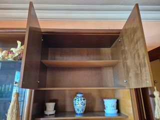 Mueble salón clásico: vitrina + decoración y libro