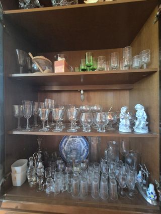 Mueble salón clásico: vitrina + decoración y libro