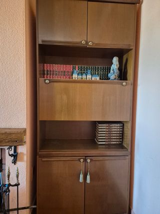Mueble salón clásico: vitrina + decoración y libro