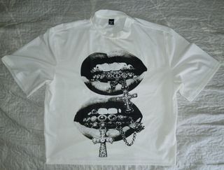Camiseta blanca labios joya Marca:MANFINITY
