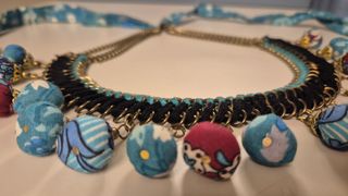 Collar étnico azul y dorado