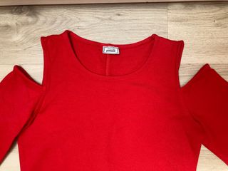 Vestido midi ajustado. Perfil solidario