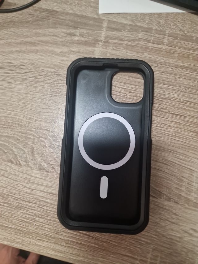 Carcasa iPhone 13 negra resistente