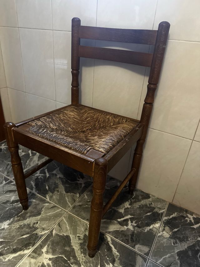 Silla rústica de madera y mimbre