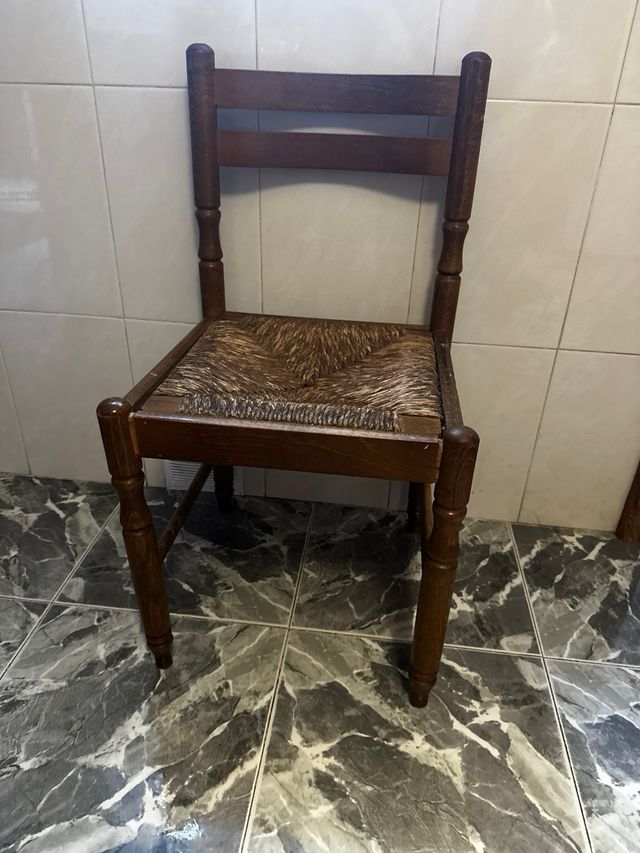 Silla rústica de madera y mimbre