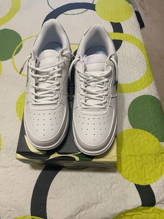 Zapatillas BAPE blancas y plateadas