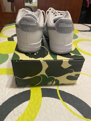 Zapatillas BAPE blancas y plateadas