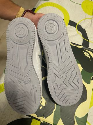 Zapatillas BAPE blancas y plateadas