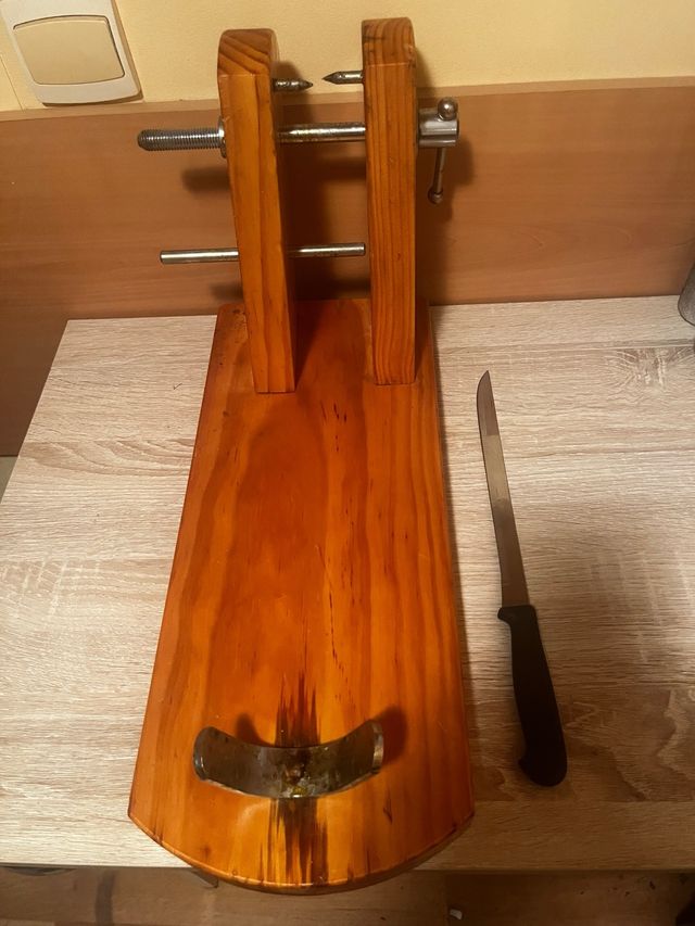 Jamonero de madera con cuchillo