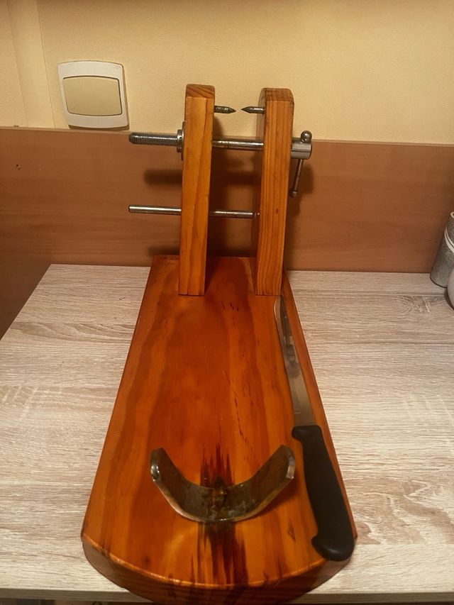 Jamonero de madera con cuchillo