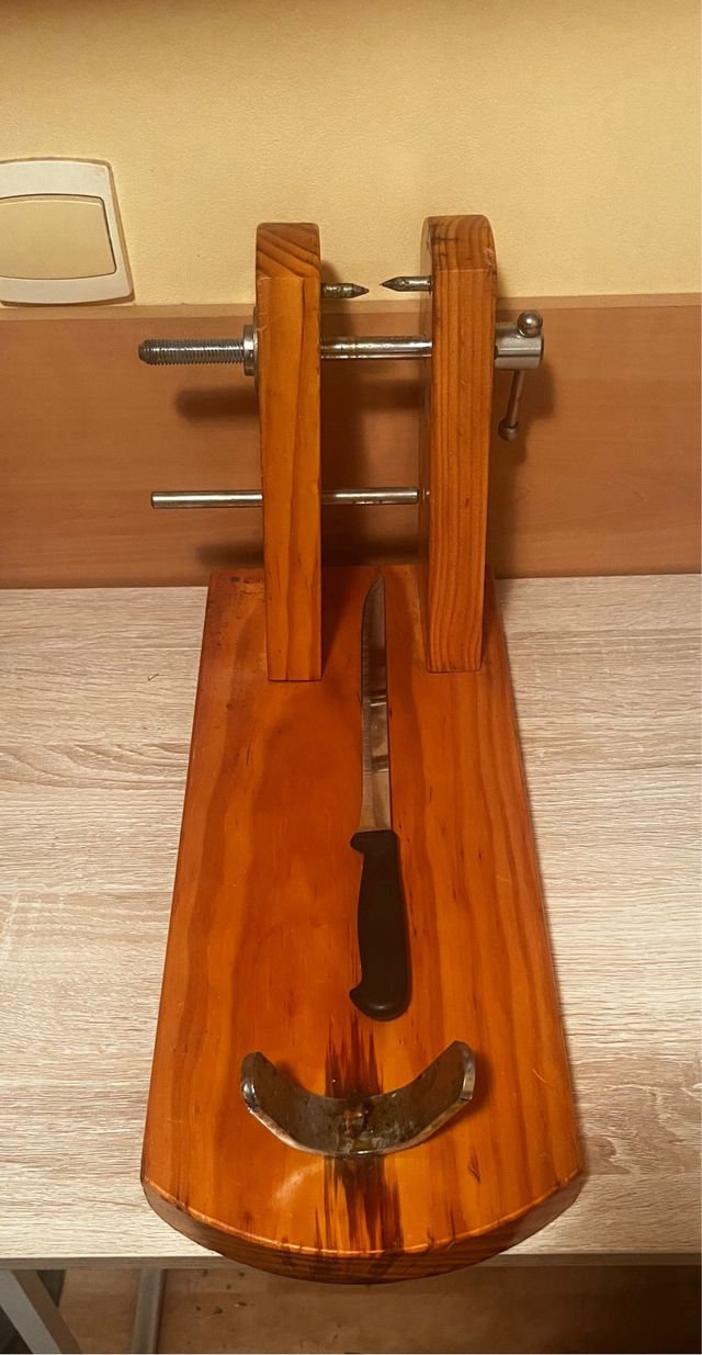 Jamonero de madera con cuchillo