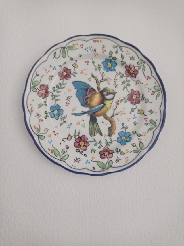 Plato cerámica pintado a mano.