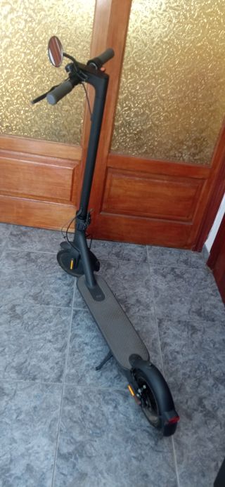 Patinete eléctrico Xiaomi Mi Essential con cargado