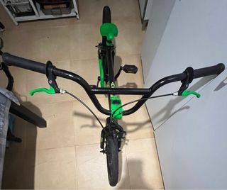 BMX Berg Tribe: bici negra y verde