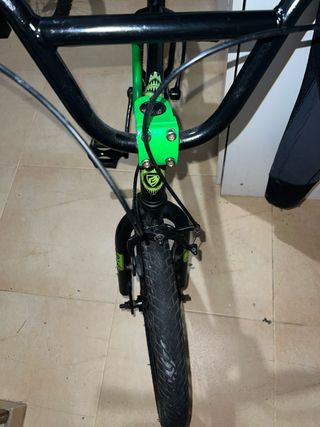 BMX Berg Tribe: bici negra y verde