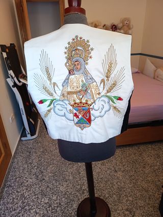 Chaleco bordado Virgen María bordado a mano.