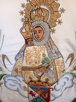 Chaleco bordado Virgen María bordado a mano.