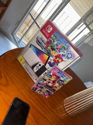 Nintendo Switch OLED + Mario Kart 8 Deluxe