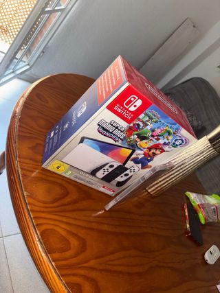 Nintendo Switch OLED + Mario Kart 8 Deluxe