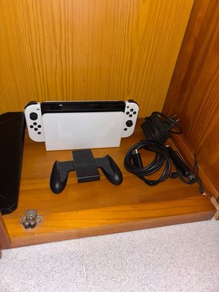 Nintendo Switch OLED + Mario Kart 8 Deluxe