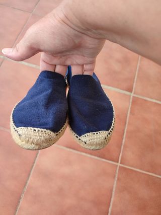 Alpargatas azules marino destalonadas como nuevas.