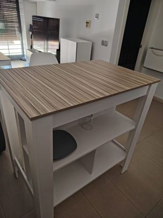 Mesa cocina-salón blanca