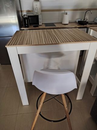 Mesa cocina-salón blanca
