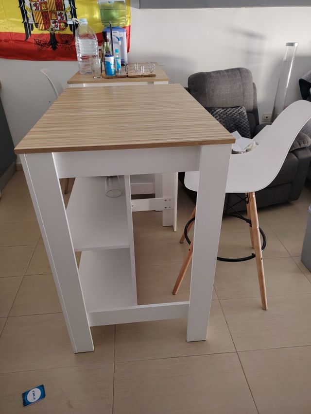 Mesa cocina-salón blanca