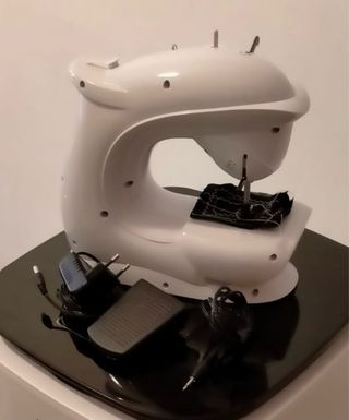 Máquina coser portátil - seminueva