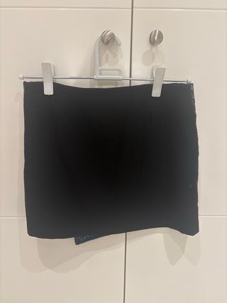 Falda midi asimétrica negra
