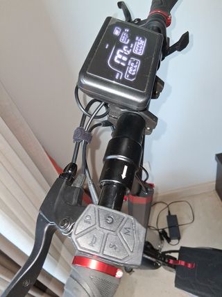 Patinete eléctrico iScooter con casco y cadena