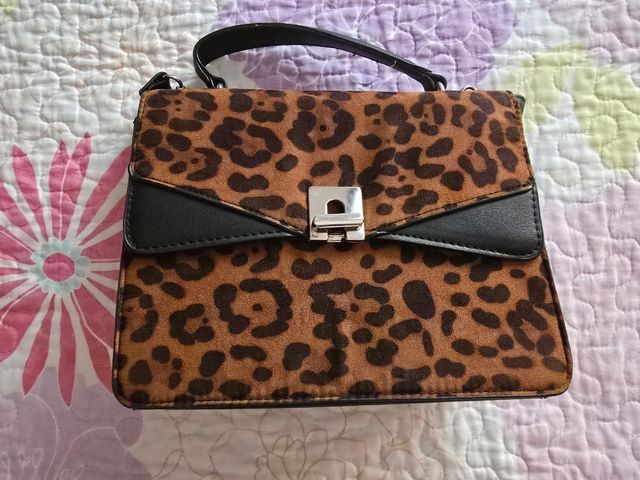 Stilettos ZARA y bolso animal print