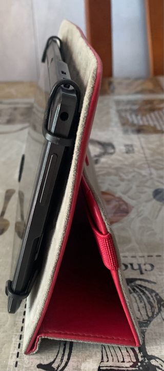 Funda rosa de tablet. TABLET NO INCLUIDA