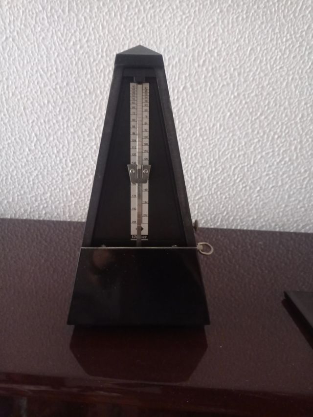 Metrónomo Wittner de madera.