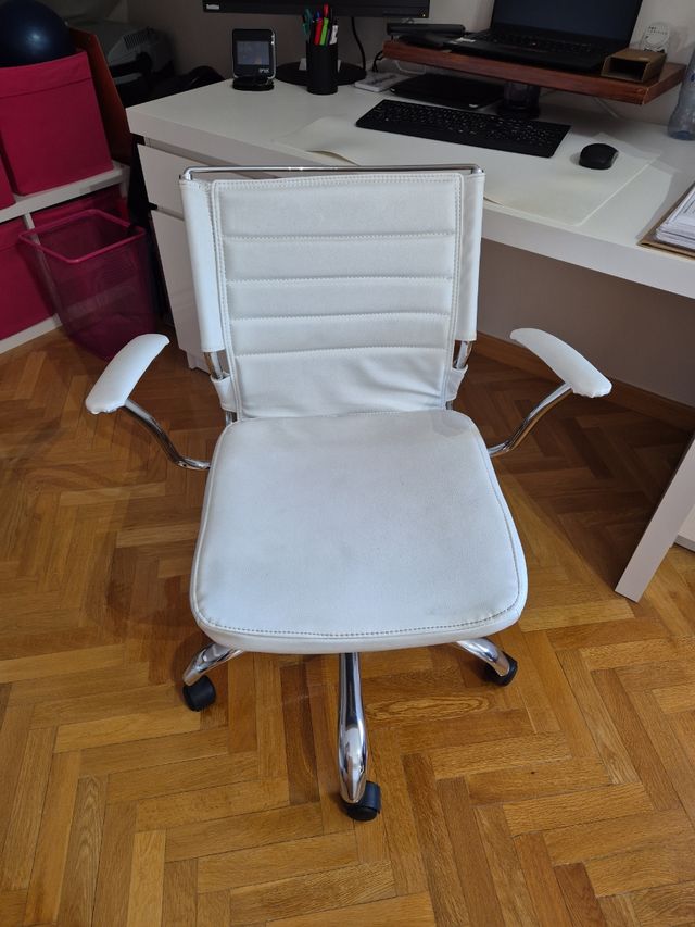 Sillón giratorio blanco simil piel