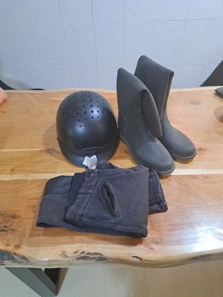 Equipación hípica: casco, botas y pantalón