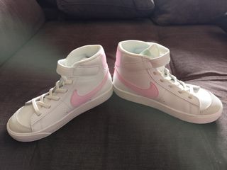 Zapatillas Nike blancas y rosas