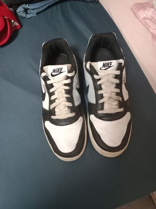 Zapatillas Nike blancas y negras