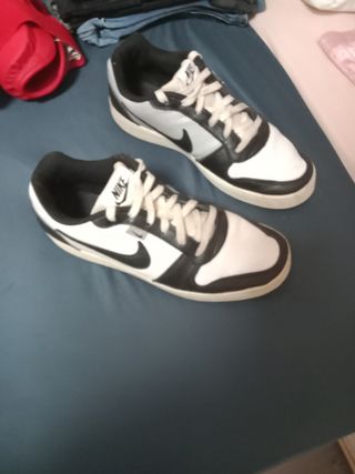 Zapatillas Nike blancas y negras