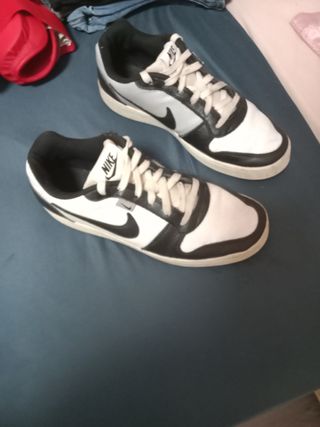 Zapatillas Nike blancas y negras