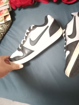 Zapatillas Nike blancas y negras