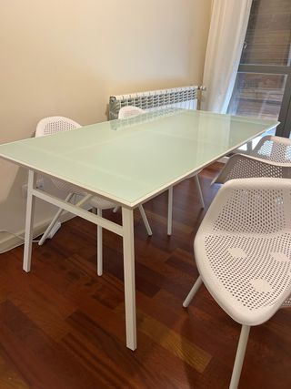 Mesa y 4 sillas blancas
