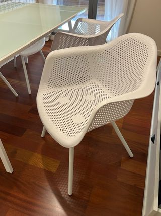 Mesa y 4 sillas blancas