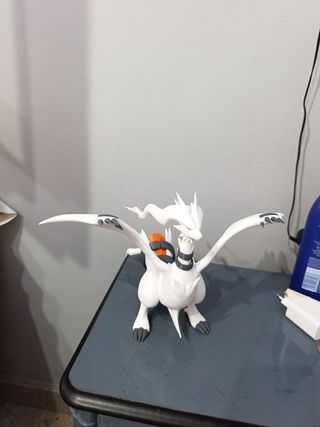 Figura Reshiram Pokémon