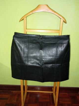 Falda negra cuero