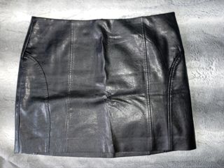Falda negra cuero