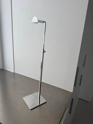 Soporte expositor metálico regulable para bolsos