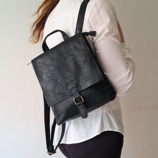 Mochila negra minimalista cuero