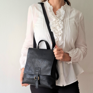 Mochila negra minimalista cuero